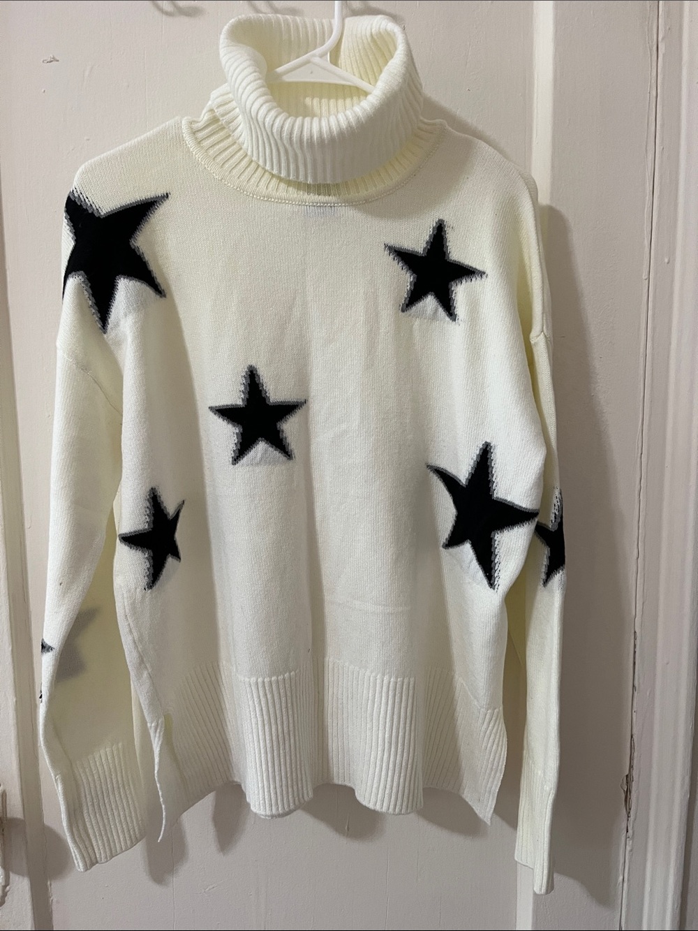 Sweet Romeo Cream Turtleneck Star-Print Sweater, Size Large